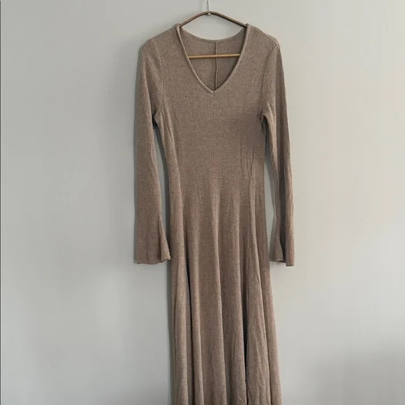 Quiet Luxury Tan Long Sleeve Knit Maxi Dress - Picture 4 of 10